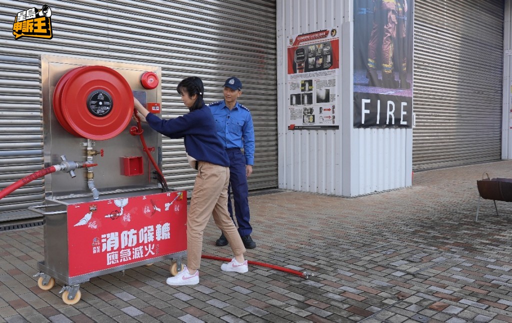 女記者首次拉喉,也順利把喉拉出。 女記者首次拉喉,也順利把喉拉出。