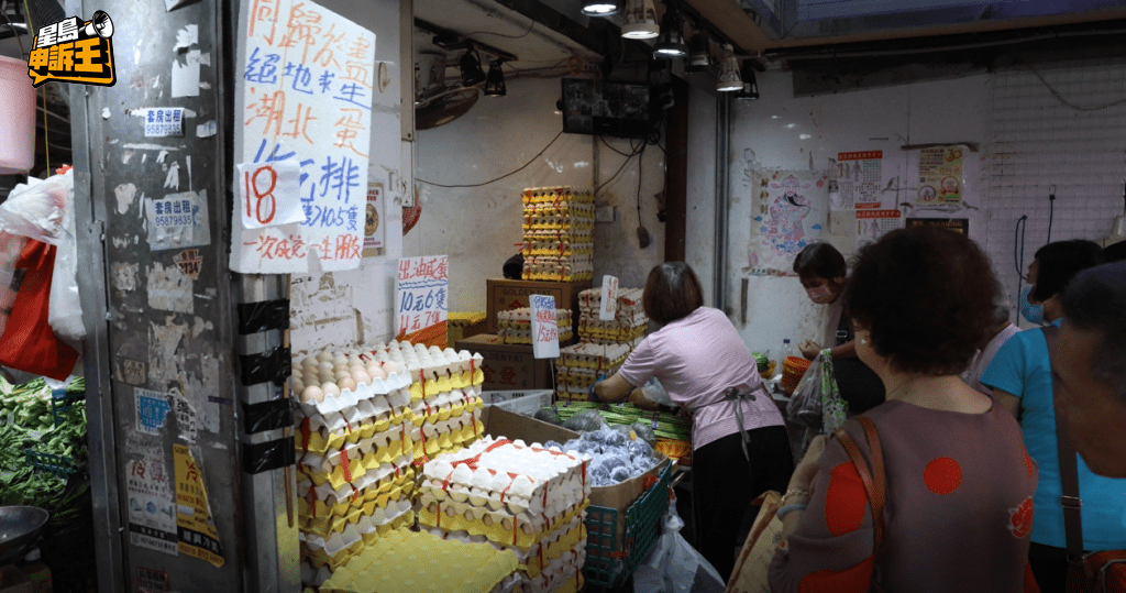 荃灣街市街附近的一菜檔以堪稱「街市文學」的出位價錢牌引起關注。 荃灣街市街附近的一菜檔以堪稱「街市文學」的出位價錢牌引起關注。