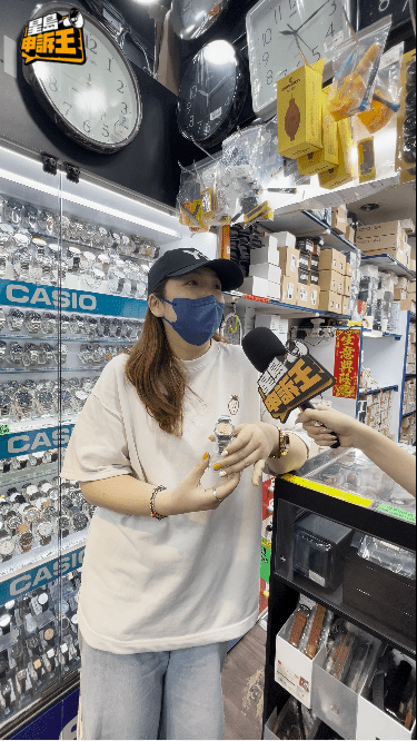 錶店負責人表示，最近每日有約5-60人前來詢問這款手錶。