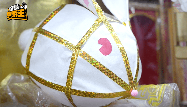 在節慶期間，她還引入了巨型白兔扎作的燈籠，成功開拓了年輕市場。