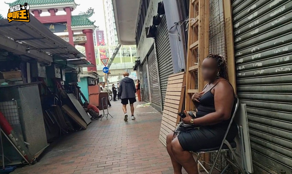 《星島申訴王》最近收到市民報料,指廟街多了一批十分罕見的非洲籍企街女。 《星島申訴王》最近收到市民報料,指廟街多了一批十分罕見的非洲籍企街女。