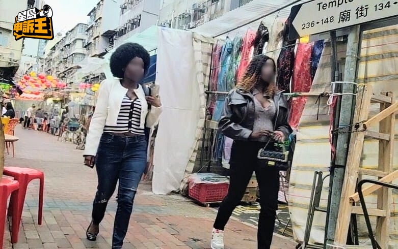 據觀察,黑人企街知道警察前來,便走到大街中間,扮旅客觀光。 據觀察,黑人企街知道警察前來,便走到大街中間,扮旅客觀光。