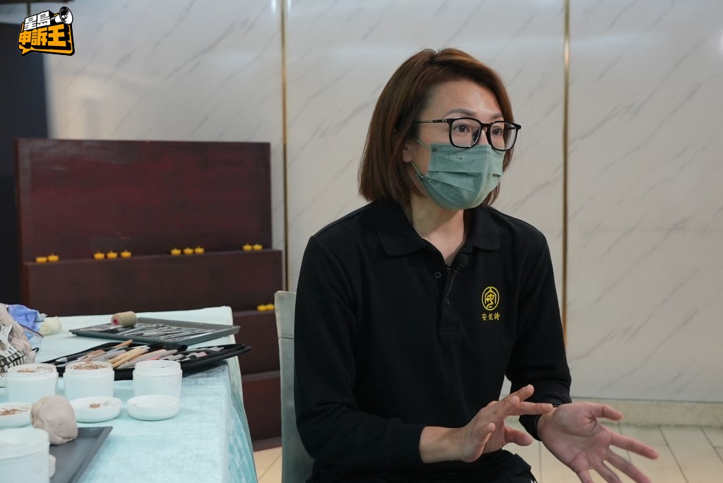 鄭沛捷是團隊的技術指導，主要負責為修復後的遺體進行化妝。