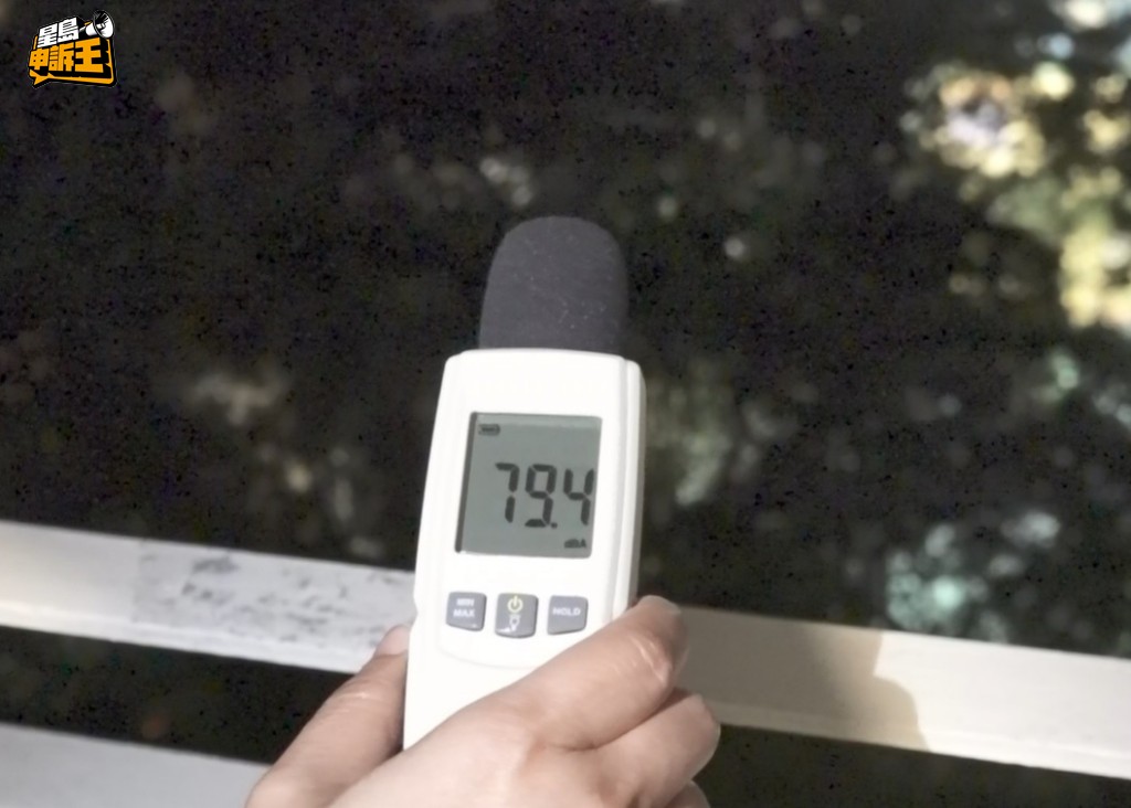 記者在楊小姐家中量度打波聲音分貝,有時接近80。根據《噪音管制條例》,聲音分貝超過70,可能令人煩擾。 記者在楊小姐家中量度打波聲音分貝,有時接近80。根據《噪音管制條例》,聲音分貝超過70,可能令人煩擾。