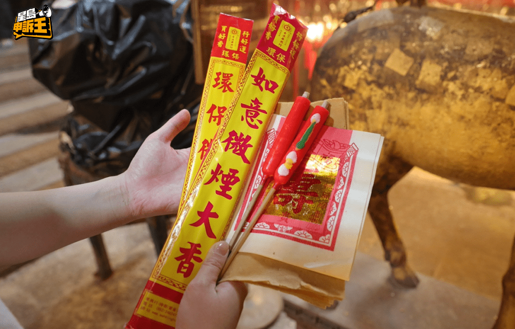 參拜「文武二帝」所用到的香燭材料,分別有長壽香、雪梨香、爉燭一對,以及元寶。 參拜「文武二帝」所用到的香燭材料,分別有長壽香、雪梨香、爉燭一對,以及元寶。