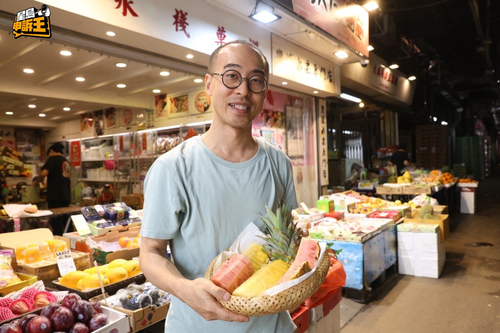 資深果商林生表示,粉紅菠蘿在香港已賣了五、六年,由於產量少、來貨貴,所以不算很有市場。 資深果商林生表示,粉紅菠蘿在香港已賣了五、六年,由於產量少、來貨貴,所以不算很有市場。