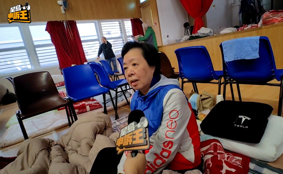 災民嚴太曾嘗試救熄單位外面棚架的火,但最終失敗。 災民嚴太曾嘗試救熄單位外面棚架的火,但最終失敗。