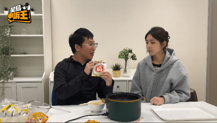 《星島申訴王》兩位記者就兩款麵的食法展開討論。 《星島申訴王》兩位記者就兩款麵的食法展開討論。