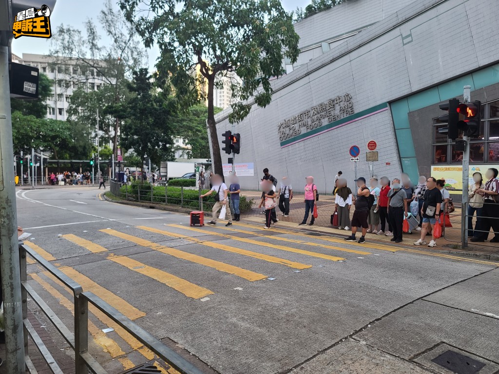 是次拍攝,主持特意駕駛電動車,駛入人多車多的大埔市區。 是次拍攝,主持特意駕駛電動車,駛入人多車多的大埔市區。