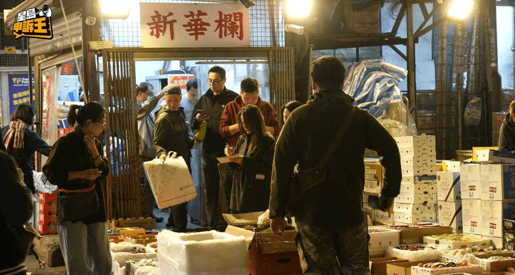 接近凌晨，果欄仍熱鬧非凡。