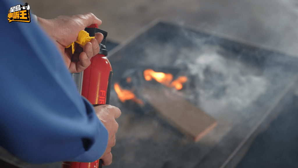 莊隊長指，一般2公斤的輕便式滅火筒主要針對小型火警，使用時要謹記「拔、瞄、按、掃」四步曲。