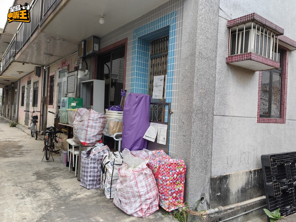 吳女士租入單位後,被指將雜物堆滿單位門口和小巷,阻礙村民出入。 吳女士租入單位後,被指將雜物堆滿單位門口和小巷,阻礙村民出入。