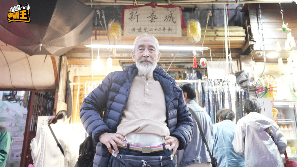 現年73歲、人稱「遮王」的第五代傳人邱耀威(威哥)正式退休,結束這段跨越五個世代的雨傘傳奇。 現年73歲、人稱「遮王」的第五代傳人邱耀威(威哥)正式退休,結束這段跨越五個世代的雨傘傳奇。