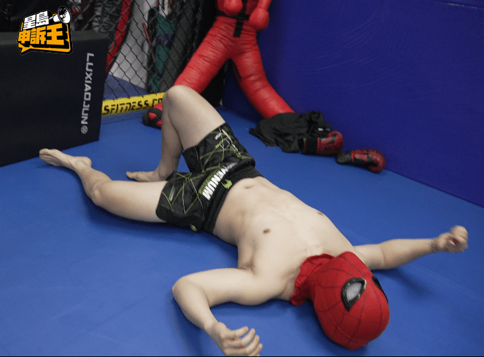 為了讓客人感覺良好，「蒙面哥」期間交足戲，假裝被擊倒。