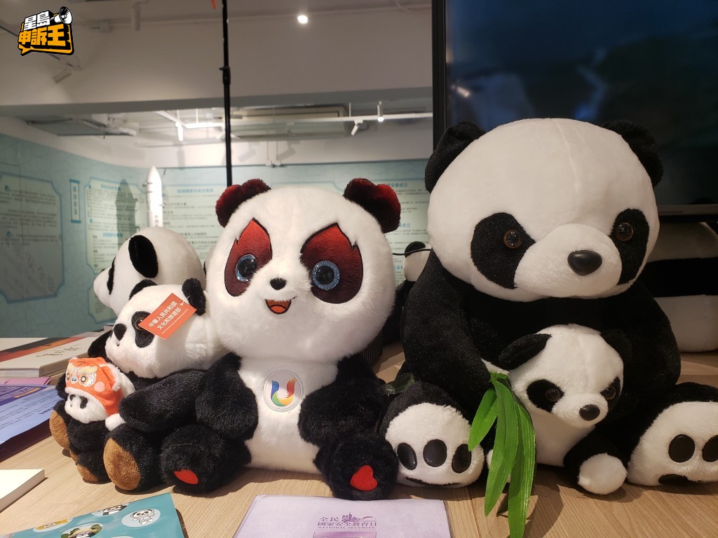 愛國教育支援中心的展廳擺滿了熊貓公仔,提升年青人的學習動機。 愛國教育支援中心的展廳擺滿了熊貓公仔,提升年青人的學習動機。