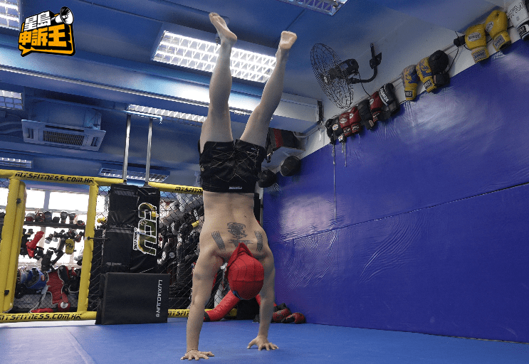 「蒙面哥」是專業拳手，擅長泰拳及中國武術。