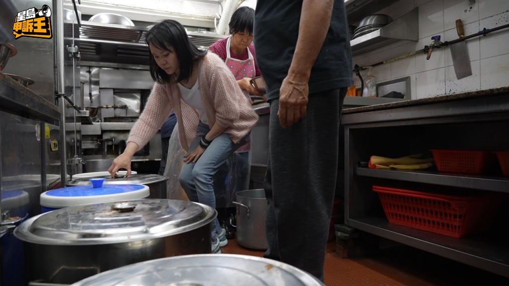 Cecilia回應父親並非不傳給她，而是「因爲我做唔到，以前啲鑊係咁大，又要執柴，豬肉、一盆盆菜都很重」