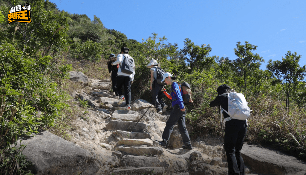 大東山路上有不少石級，沿途都是原始山路，但這仍然無法阻擋大量遊客專程前來。
