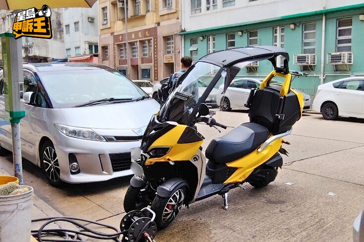 這輛車有兩個前輪和一個後輪,屬機動三輪車,因此可以泊在咪錶位。 這輛車有兩個前輪和一個後輪,屬機動三輪車,因此可以泊在咪錶位。