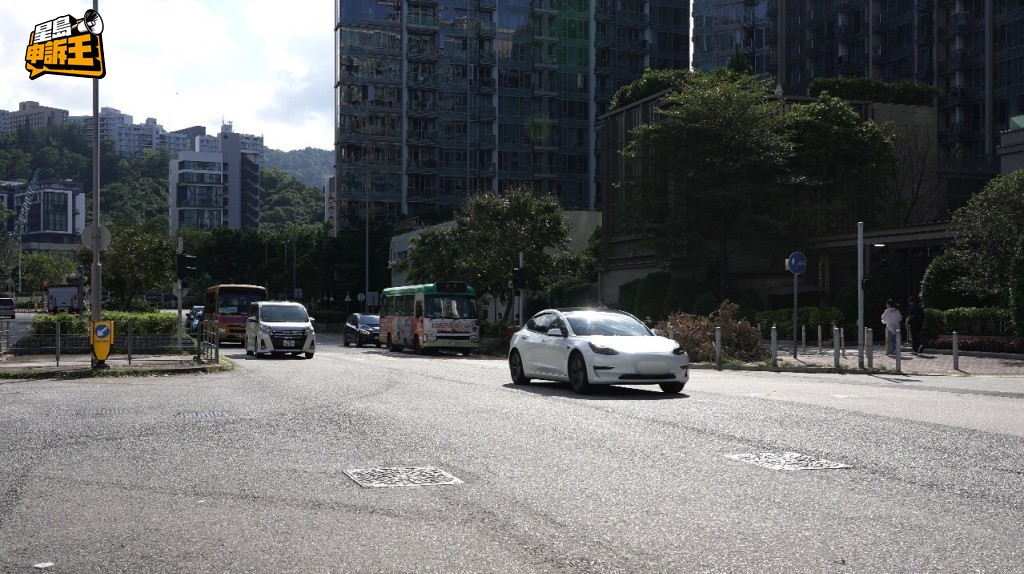 測試所見,電動車在燈位一起步便拋離其他汽油車,所以司機駕駛時必須小心。 測試所見,電動車在燈位一起步便拋離其他汽油車,所以司機駕駛時必須小心。