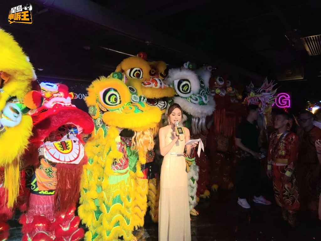 場內有舞獅表演助慶。