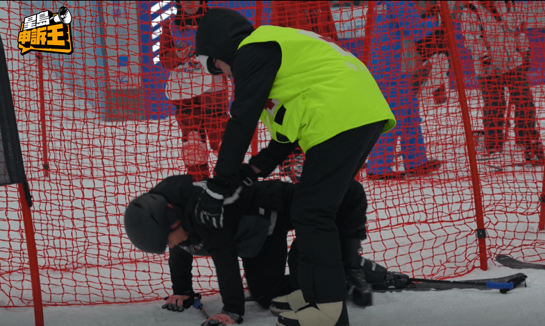 雙板初級道尾段，有一排紅色的大網，經常有初學者撞上去。