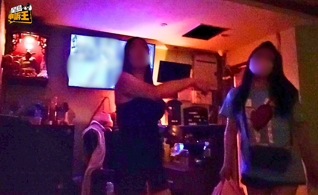 記者等了大概10分鐘，可提供服務的孕婦回到架步，自稱叫多多（圖右）。