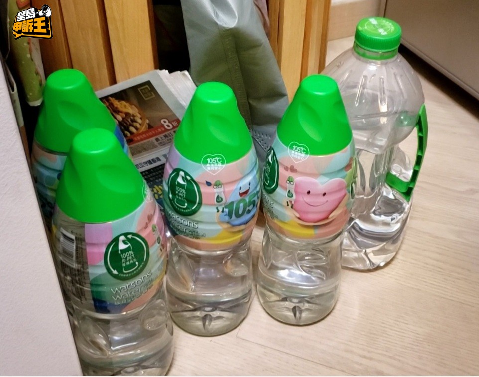 因擔心影響健康，陳女士購買蒸餾水沖奶給兒子。