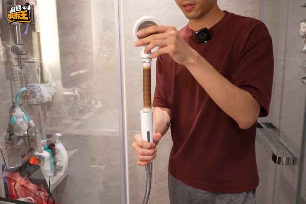 黃先生指濾芯用了十多天已經黑了，更換後情況都一樣。