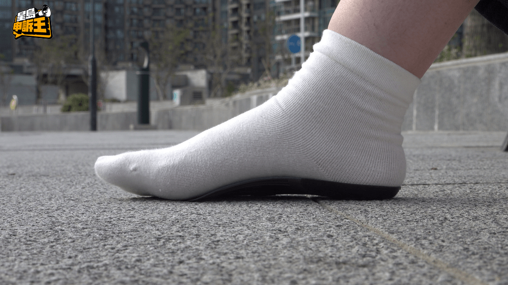 注册物理治疗师卢浩锵表示，此产品是「足弓支撑鞋垫」，扁平足主因是内侧足弓塌陷，而鞋垫的承托正好能改善此情况。