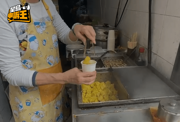 現在她改用紙杯裝燒賣，代替竹籤。