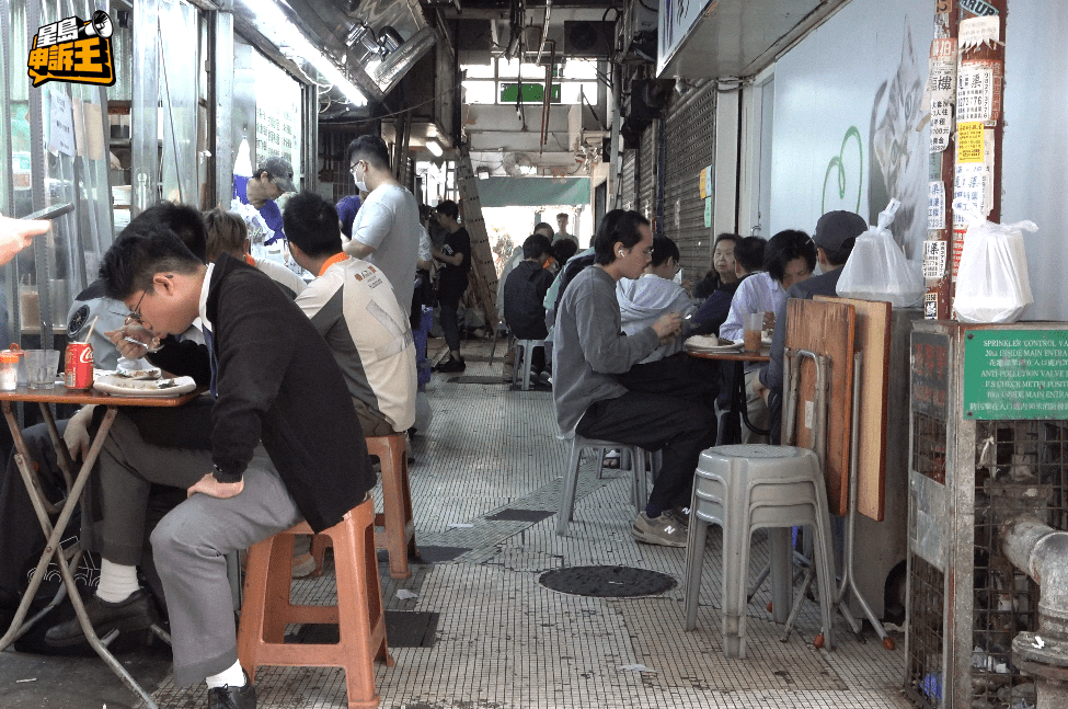 店內十張桌子全都坐滿。 店內十張桌子全都坐滿。