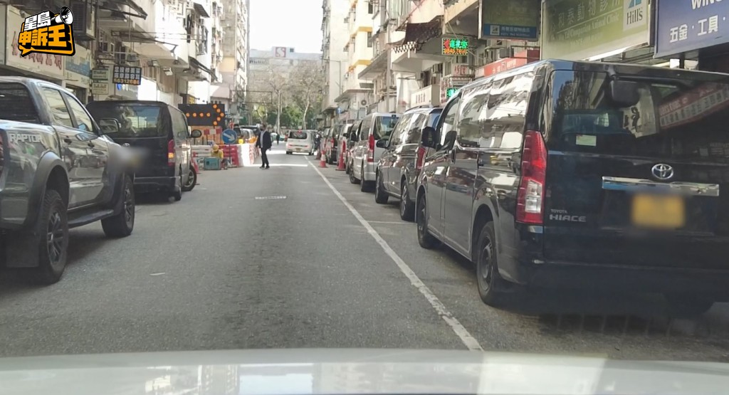 曹Sir提醒司機駛經一些高危地方，例如停泊了一系列死車，又或者行人過路處時，就算是綠燈也要減慢車速。