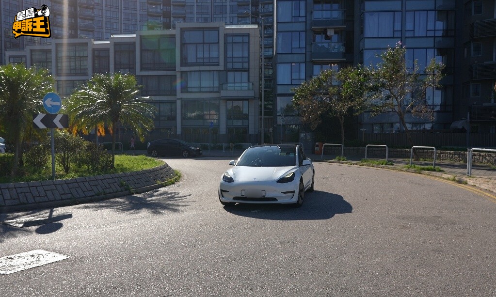 電動車駕駛重心低,入彎時感覺特別流暢。 電動車駕駛重心低,入彎時感覺特別流暢。