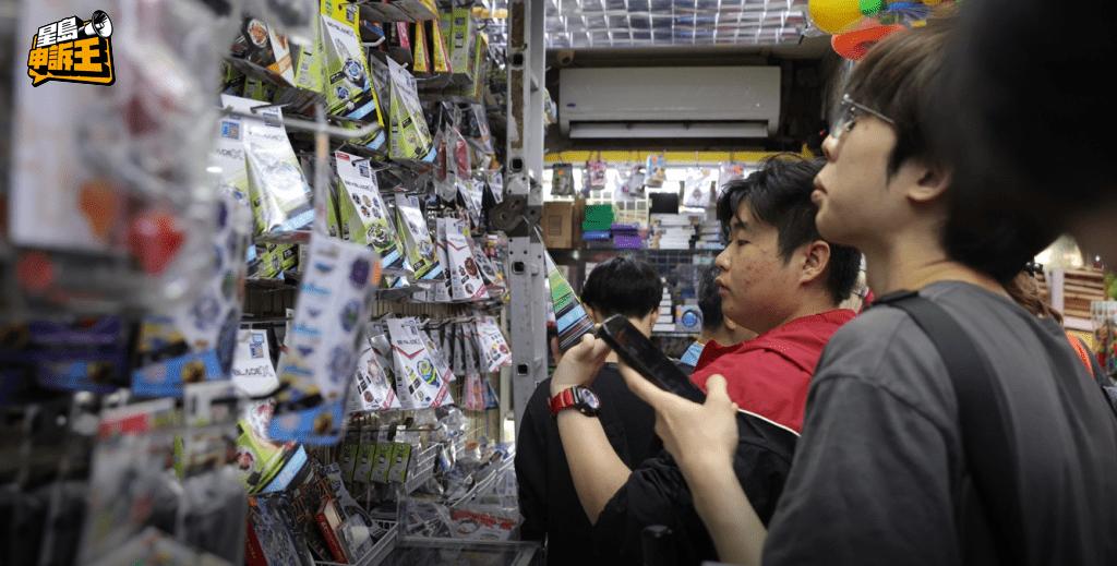 隨著爆旋陀螺引發熱潮,許多玩具店的生意跟著興旺起來。 隨著爆旋陀螺引發熱潮,許多玩具店的生意跟著興旺起來。