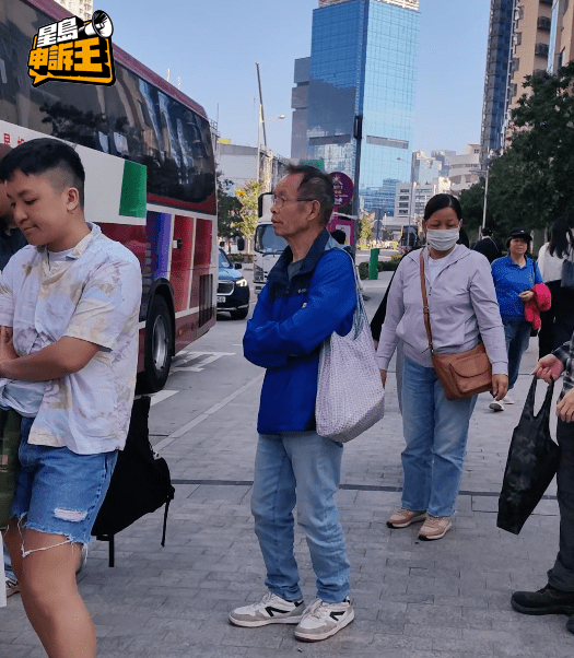 進入園區可乘搭免費穿梭巴士，路程約10分鐘。