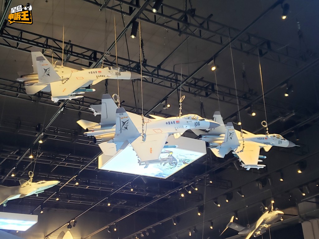 展覽廳懸掛了大量戰機模型,包括有「殲-15」和「殲-20」戰鬥機。 展覽廳懸掛了大量戰機模型,包括有「殲-15」和「殲-20」戰鬥機。