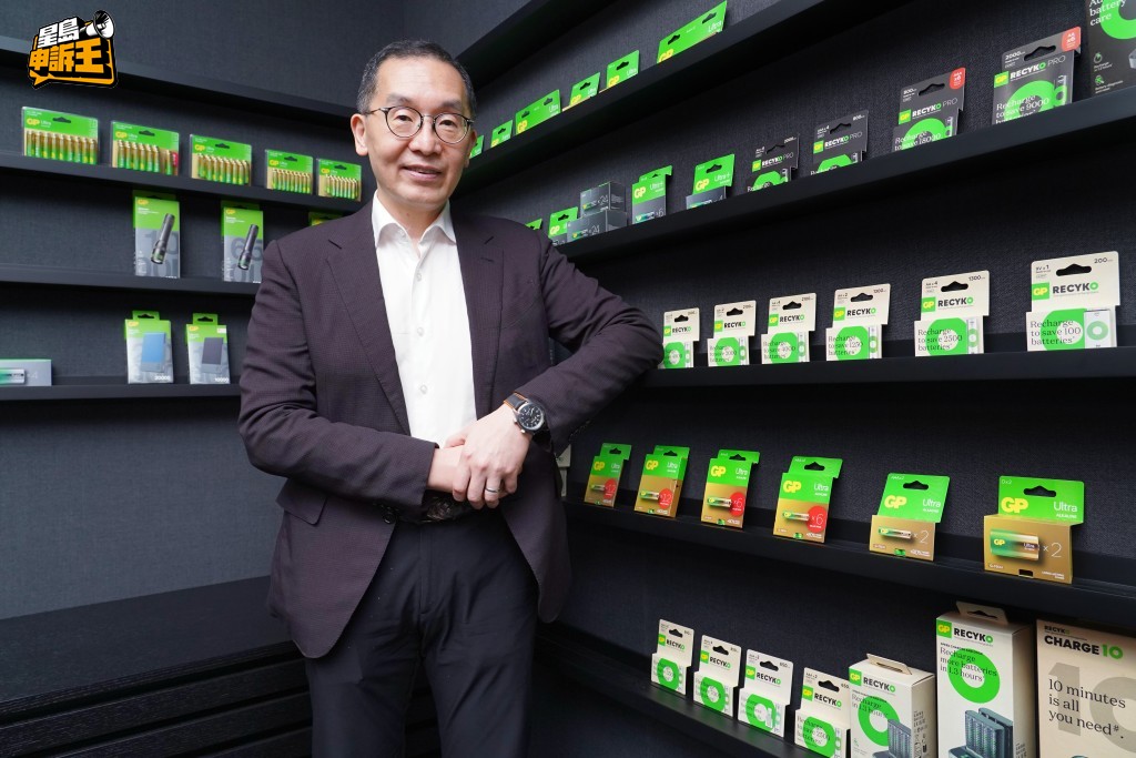金山科技集團總經理利德裕指出,新版充電池的紙包裝,總重量比舊版減幅高達74%。 金山科技集團總經理利德裕指出,新版充電池的紙包裝,總重量比舊版減幅高達74%。