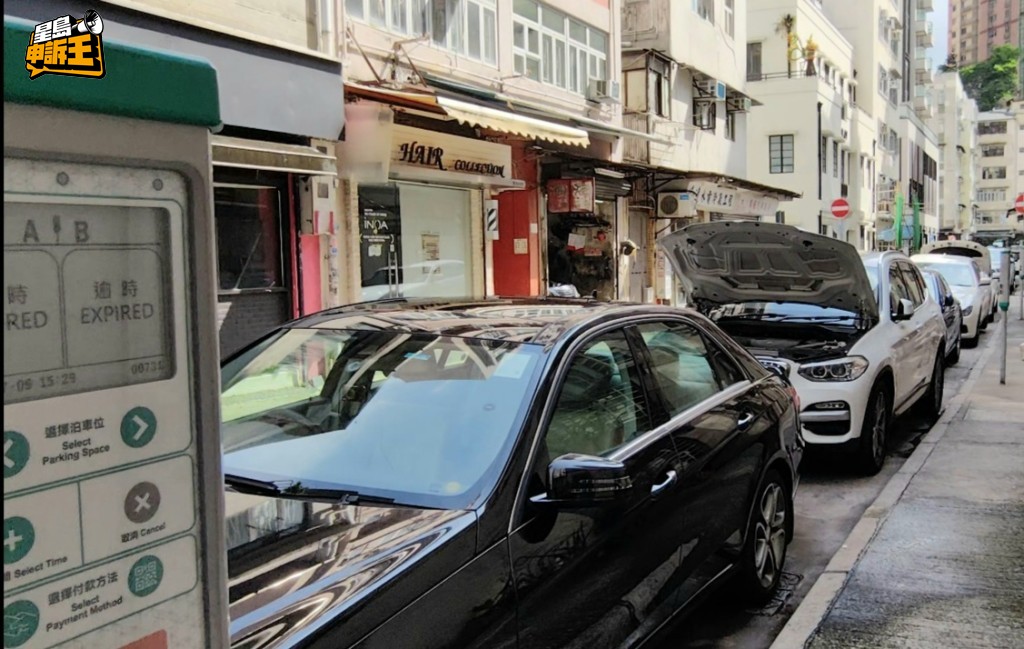 記者巡查發現,很多被車房佔用的咪錶位,逾時都未有入錶。 記者巡查發現,很多被車房佔用的咪錶位,逾時都未有入錶。