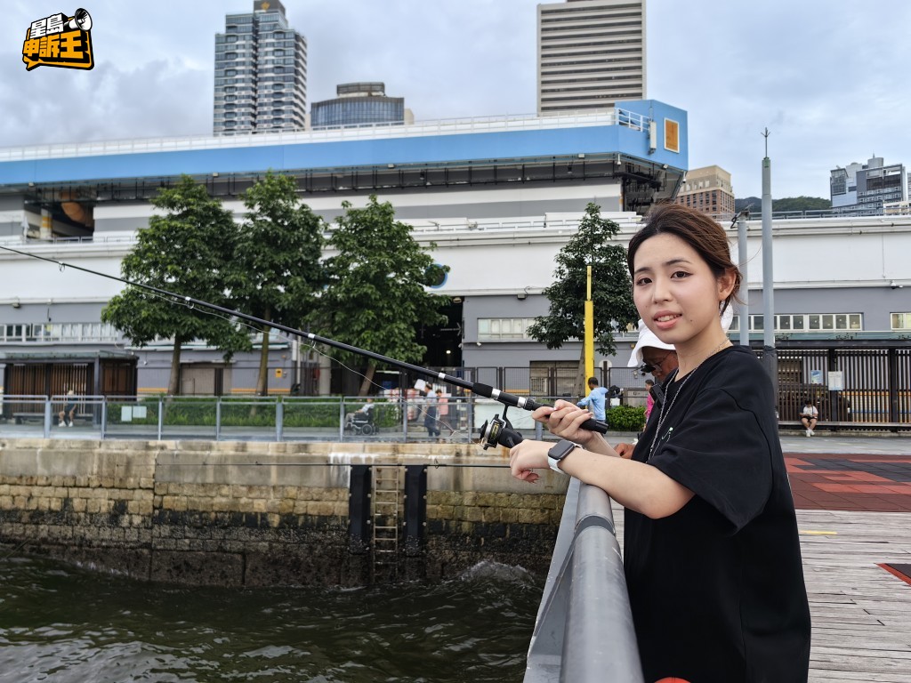 申訴王記者Elaine亦嘗試落場釣魚,惟因欠缺經驗加上當日天氣不佳,垂釣一小時也是零收獲。 申訴王記者Elaine亦嘗試落場釣魚,惟因欠缺經驗加上當日天氣不佳,垂釣一小時也是零收獲。