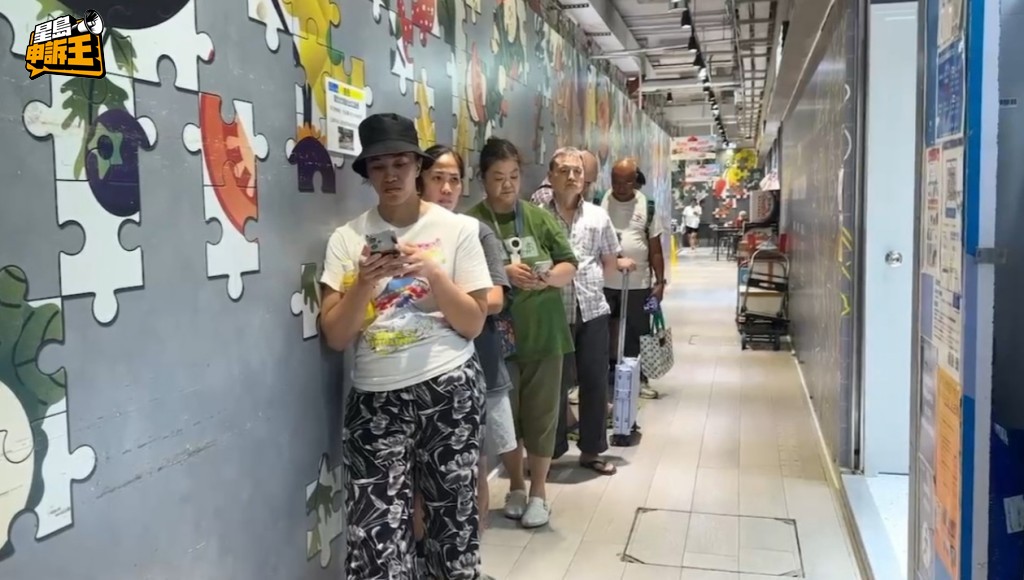 多區自提點門外都排滿來取貨的市民。 多區自提點門外都排滿來取貨的市民。