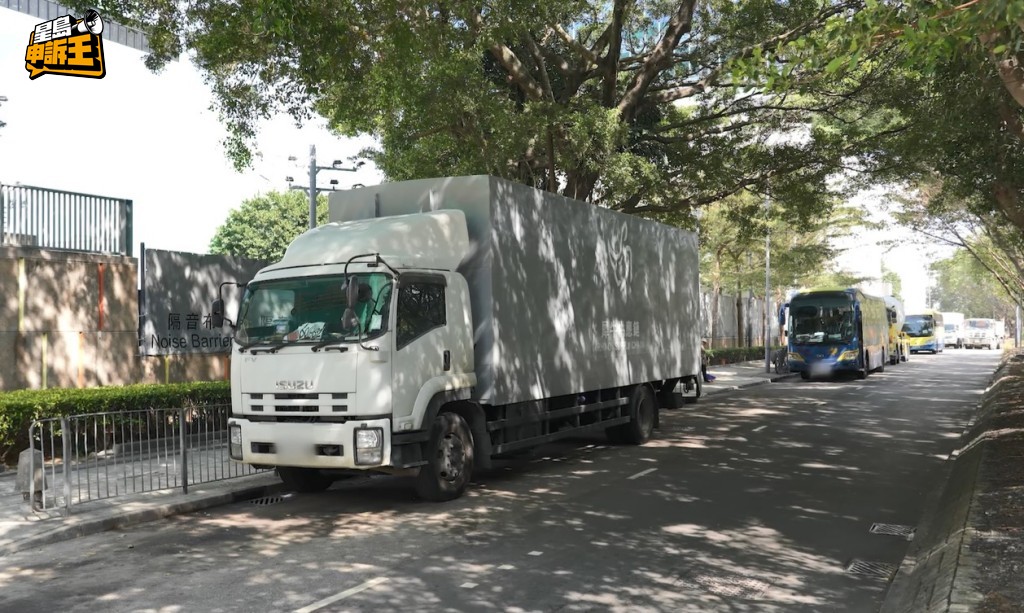 違泊車輛會製造道路盲點，令司機和行人都看不到大家，繼而引致交通意外發生。