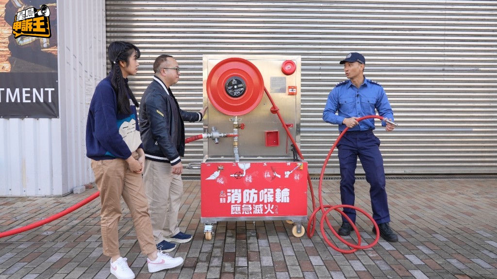 《星島申訴王》記者在高級消防隊長指導下,以「破、轉、拉、射」使用消防喉轆救火。 《星島申訴王》記者在高級消防隊長指導下,以「破、轉、拉、射」使用消防喉轆救火。