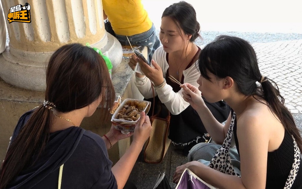 澳門人吃牛雜,主流並非旅客追捧的「街邊拮拮下」形式。 澳門人吃牛雜,主流並非旅客追捧的「街邊拮拮下」形式。