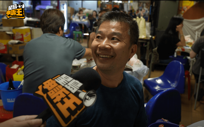 熟客陳生表示:「大概一個星期來一次,既是Fans又是老友,甚麼歌都愛聽,總之是明哥唱就得!」 熟客陳生表示:「大概一個星期來一次,既是Fans又是老友,甚麼歌都愛聽,總之是明哥唱就得!」