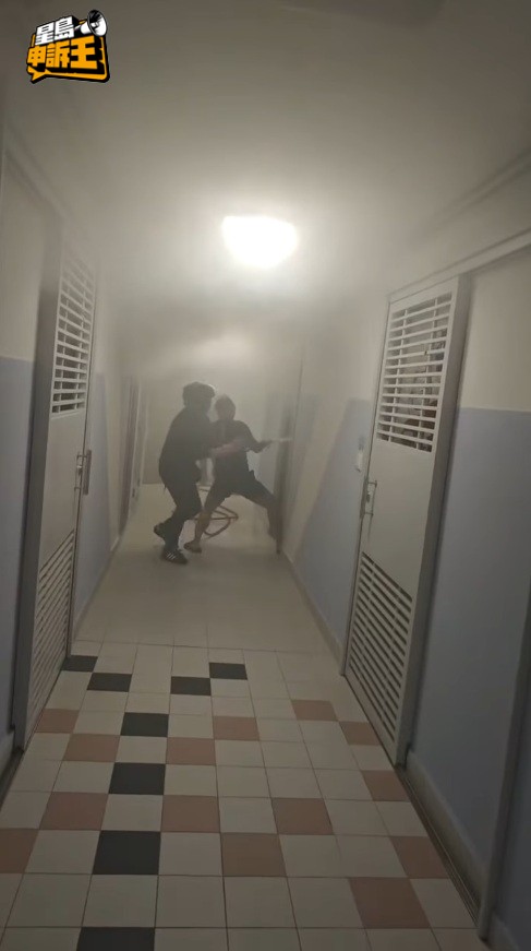 早前一位外賣員送餐時遇上大廈樓層垃圾房起火,外賣員連同街坊使用消防喉轆救火,最終化險為夷。(來源:網上圖片) 早前一位外賣員送餐時遇上大廈樓層垃圾房起火,外賣員連同街坊使用消防喉轆救火,最終化險為夷。(來源:網上圖片)