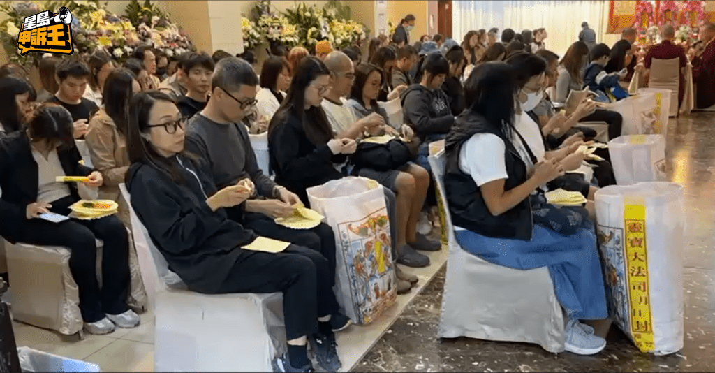 大批市民自發到來參加悼念活動。 大批市民自發到來參加悼念活動。