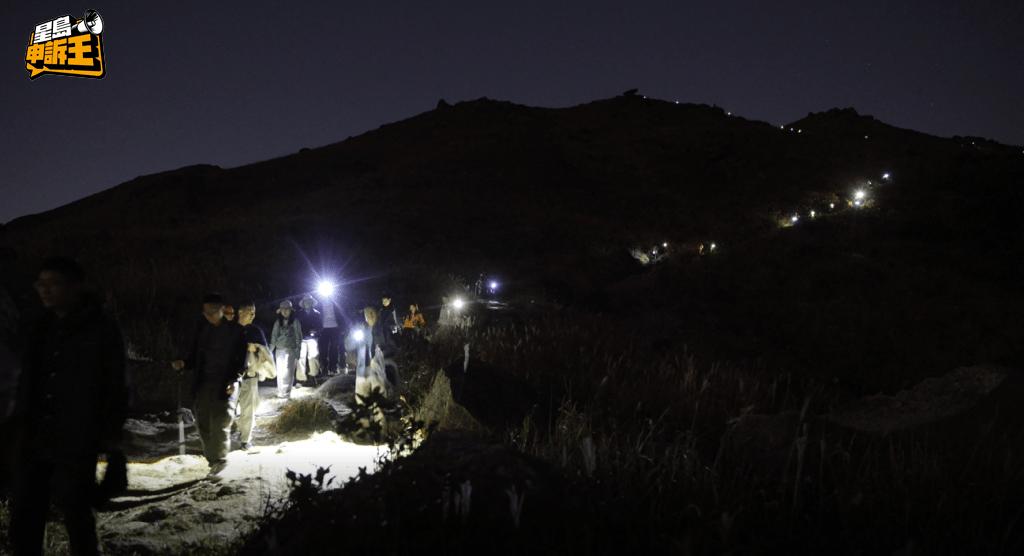 太陽下山時天色變黑，整個下山過程中沒有路燈。