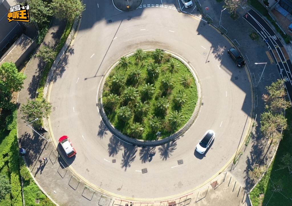 電動車司機入彎時要小心,不要開得太快,否則很容易會失控滑出彎道。 電動車司機入彎時要小心,不要開得太快,否則很容易會失控滑出彎道。