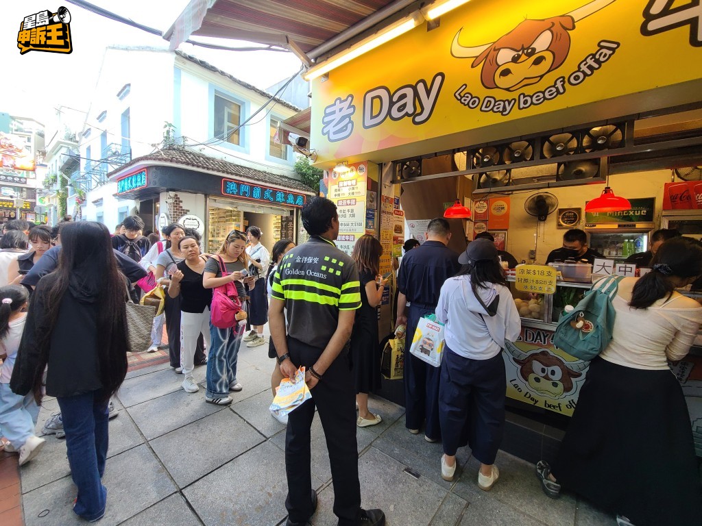 其中一間長龍店,甚至有保安駐場維持秩序,十分誇張。 其中一間長龍店,甚至有保安駐場維持秩序,十分誇張。